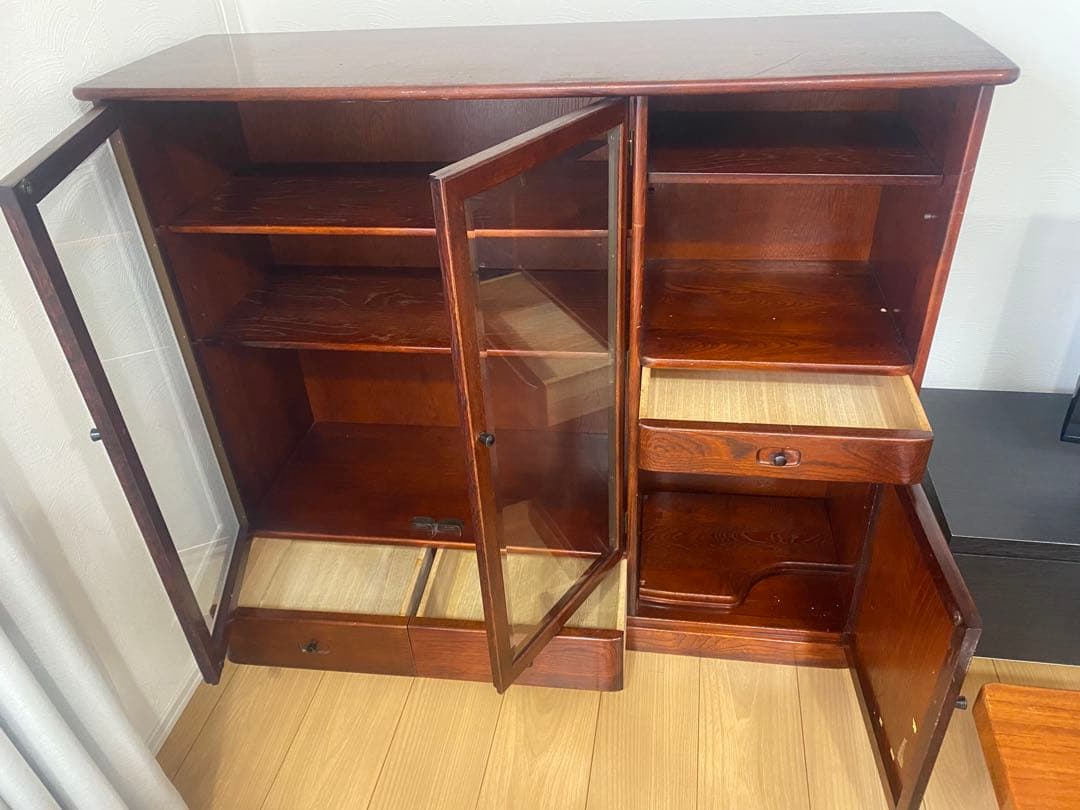 中古】※引取り限定。 木製キャビネット ガラス扉付き 。 カリモク製