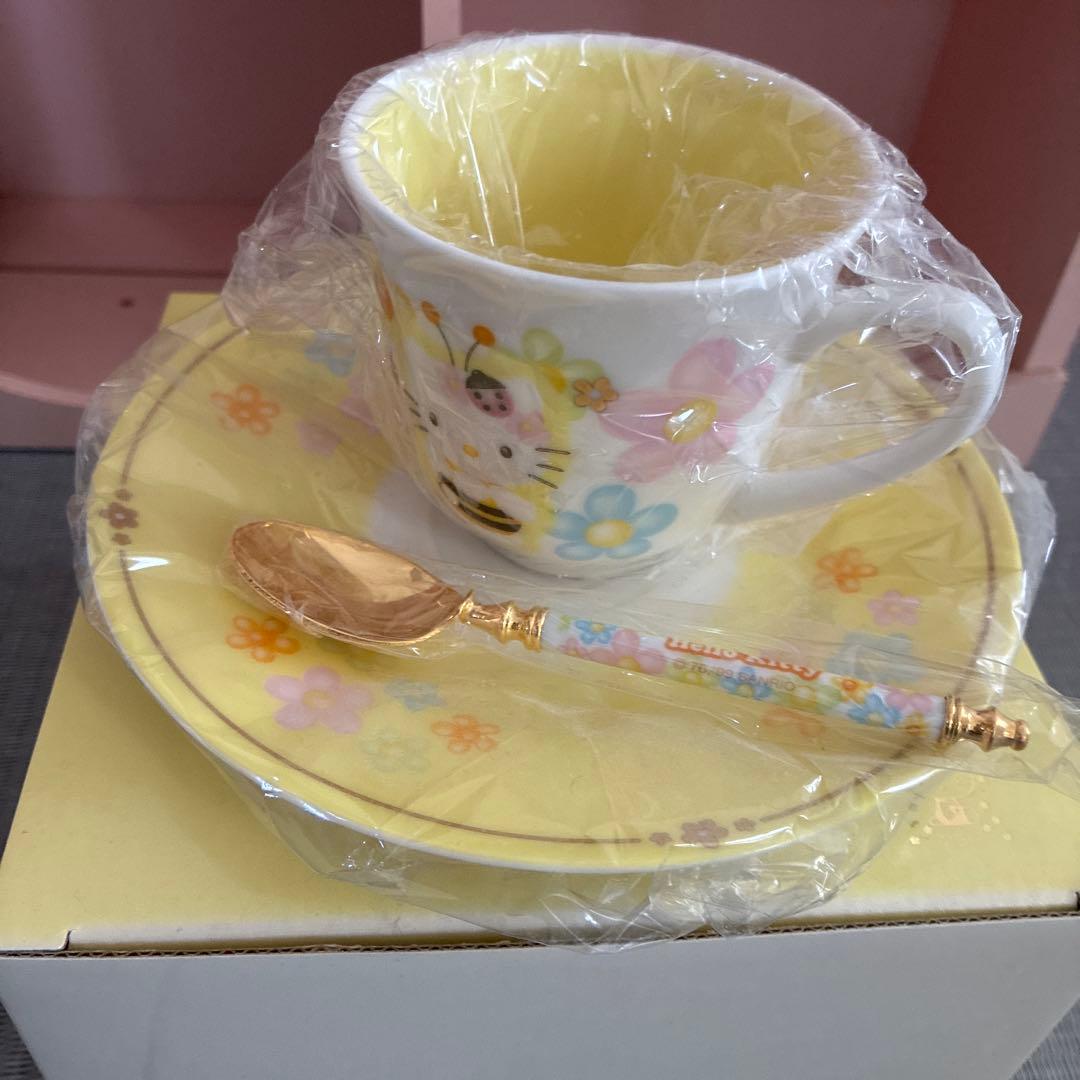 ハローキティ カップ&ソーサー6客セット収納棚付 バラ売り不可