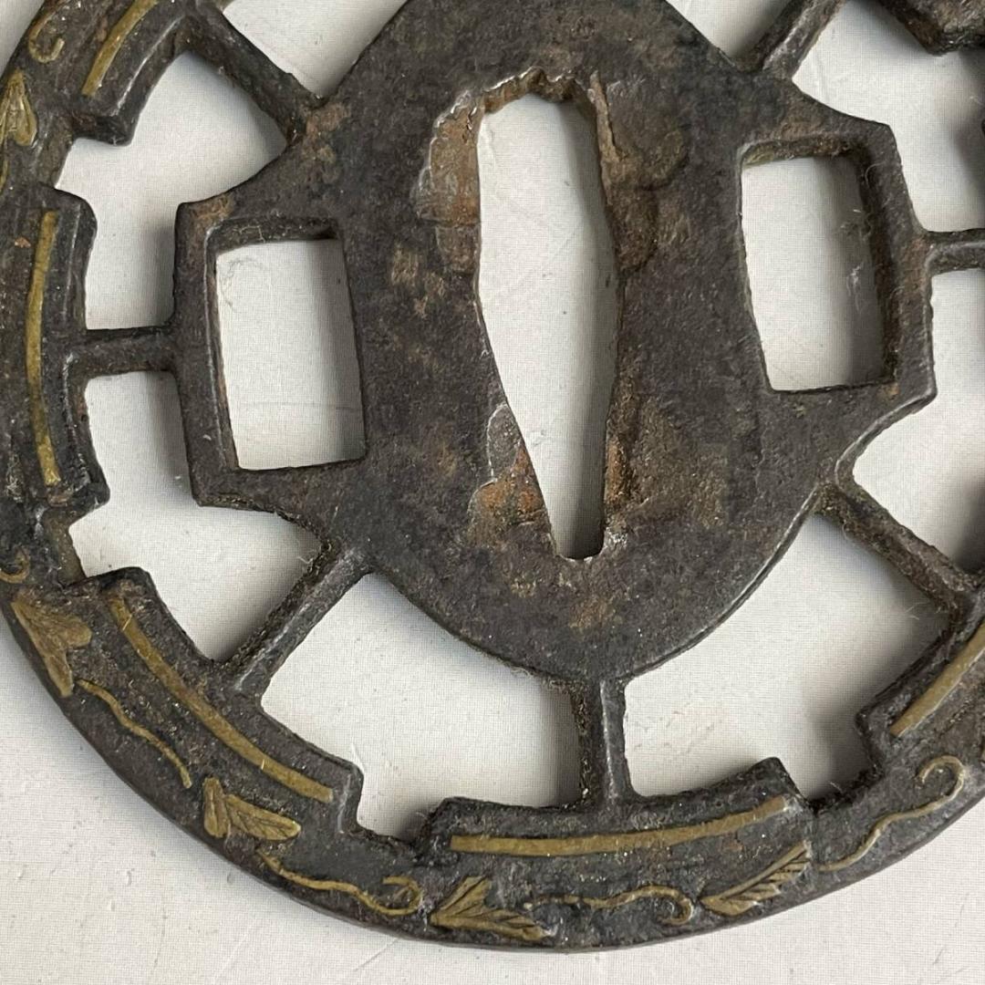 鉄地 透かし彫刻 刀鍔 85g 金工細密彫刻 刀装具 日本刀装具 刀剣美術
