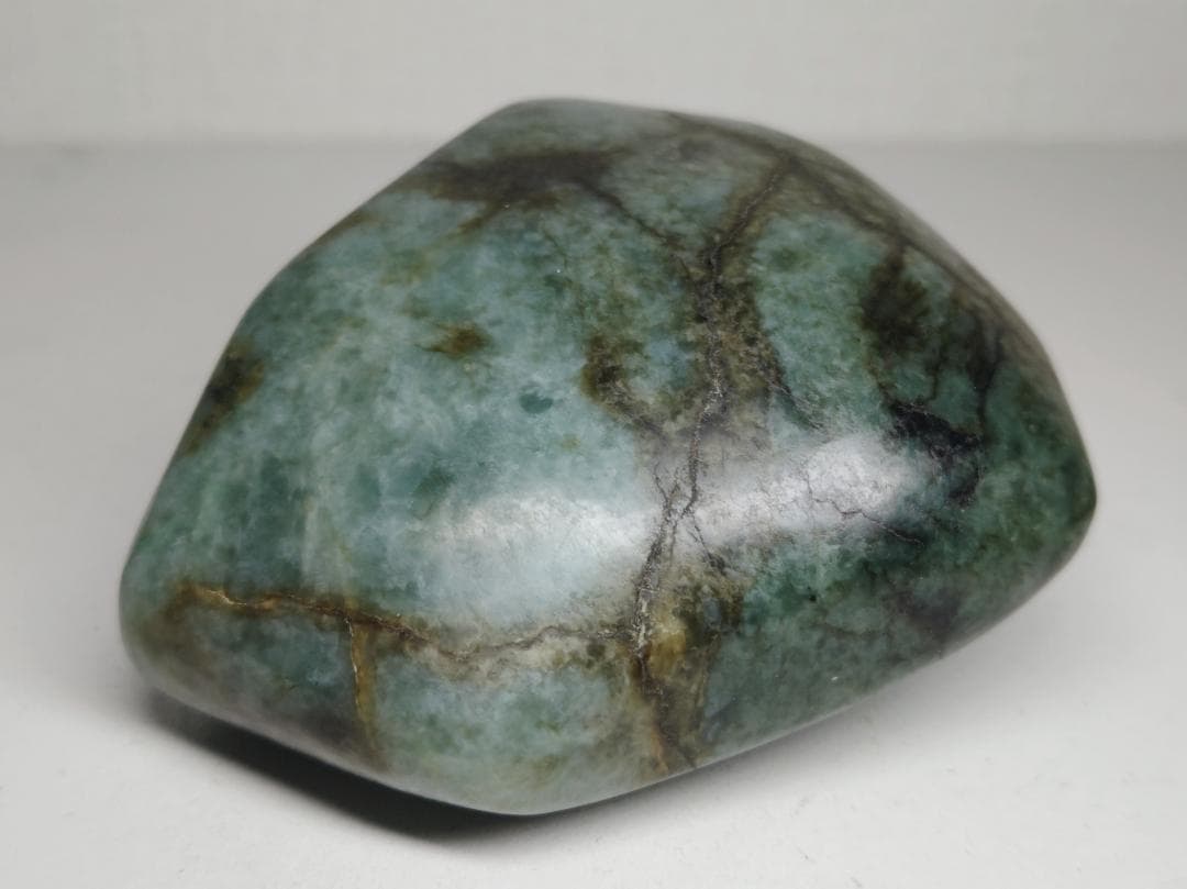 青緑 744g 翡翠 ヒスイ 原石 鑑賞石 自然石 誕生石 鉱物 水石 鉱石