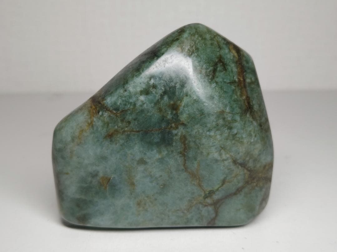 青緑 744g 翡翠 ヒスイ 原石 鑑賞石 自然石 誕生石 鉱物 水石 鉱石