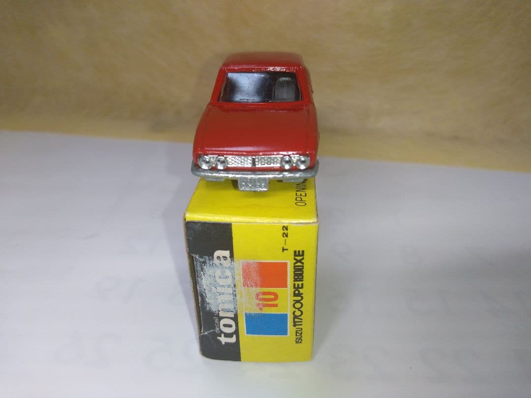 トミカ　黒箱　18ー1  いすづ117クーペ　日本製