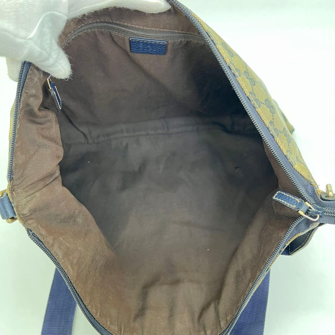 GUCCI ショルダーバッグ メッセンジャー 斜めがけ GGクリスタル 男女可能