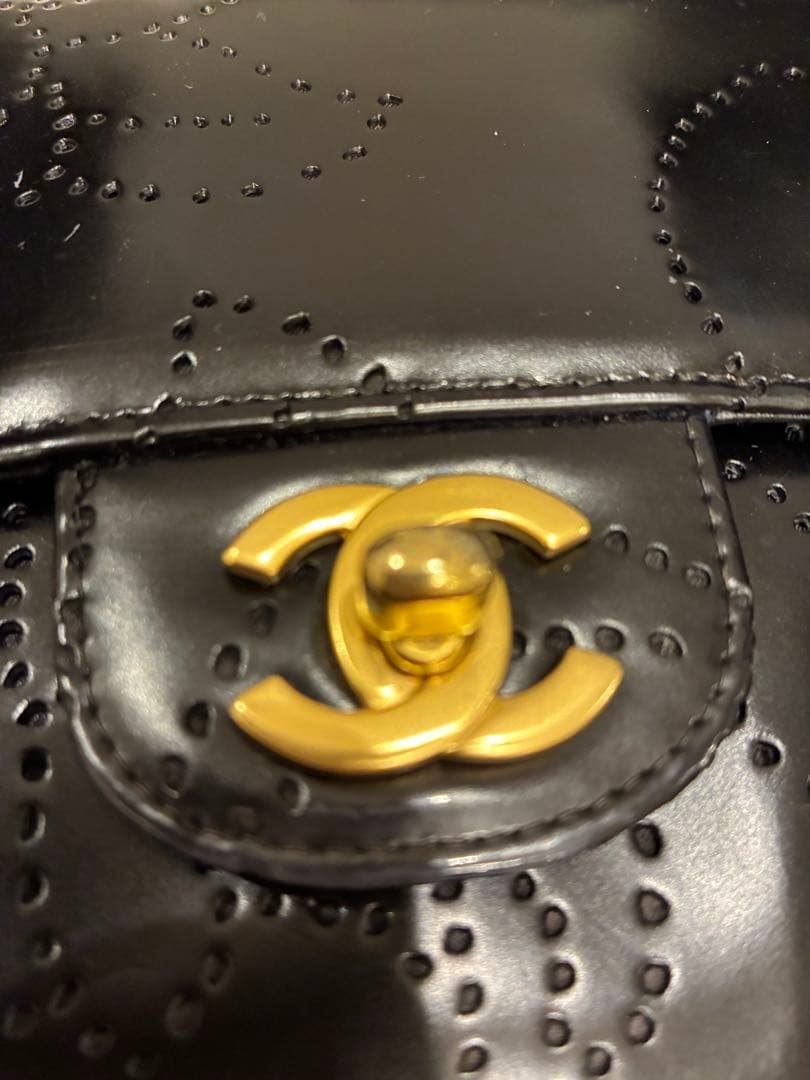 シャネル　パンチングカメリア　パテント　チェーンバッグ