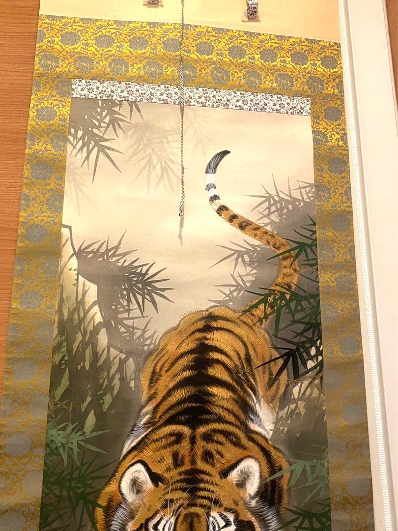 中国美術 掛軸 猛虎図 肉筆絵画 真作 年代不明 箱付中国美術 掛軸 猛虎