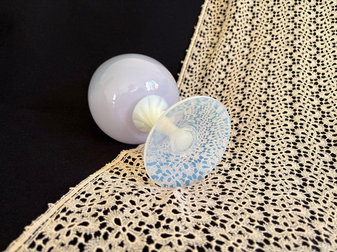 オパリンガラス フラワーベース 薄いパープルカラー フランス