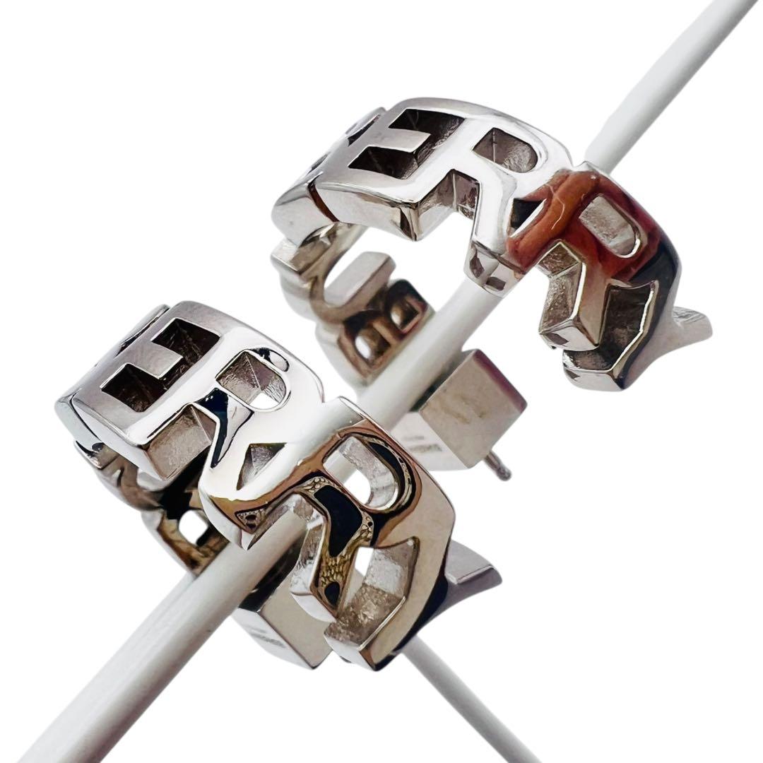 超美品✨バーバリーロンドン フープ ピアス イタリー製 ロゴ - メルカリ