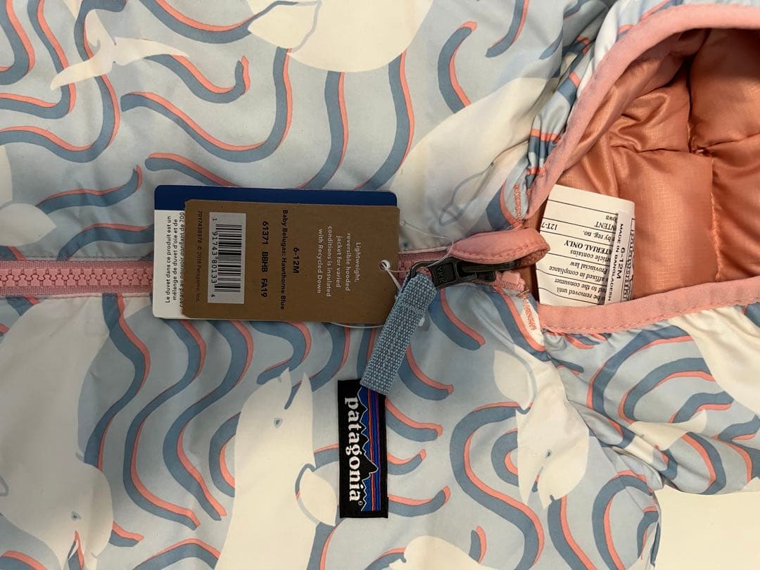 パタゴニア　ベビー　リバーシブルダウンセーターフーディ水色　くじら