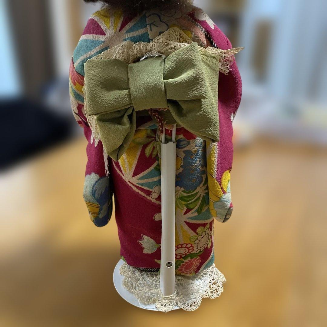 カラフルな花柄着物の陶器人形