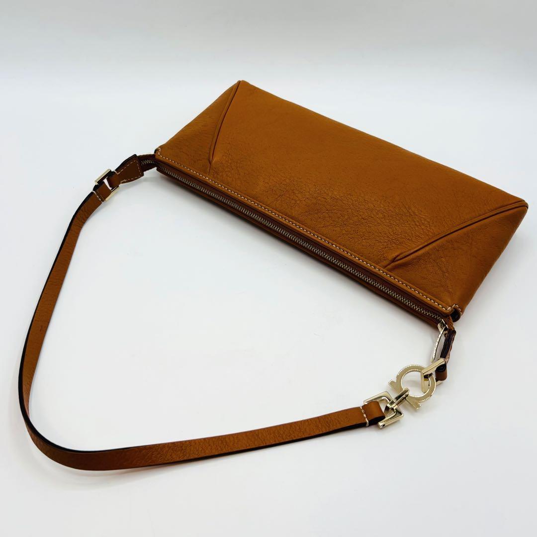 【美品】サルヴァトーレフェラガモ ショルダーバッグ レザー ガンチーニ キャメル