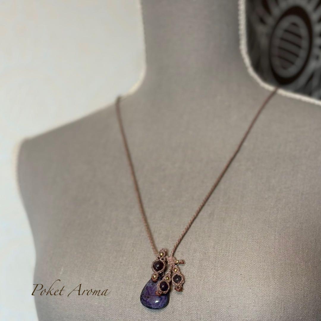 慈詩』スギライトとバイカラールビーのマクラメペンダントネックレス