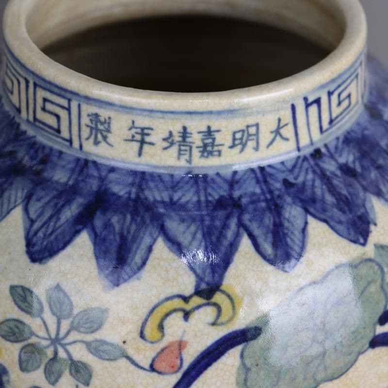 明嘉靖青花斗彩蓮花魚紋缶 景徳鎮 陶磁器 装飾品 現代工芸品 美術品 置物