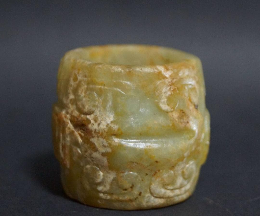 古代和田玉(ホータン)大粒細工彫り祥瑞文指輪 根付 緒締玉 提げ物