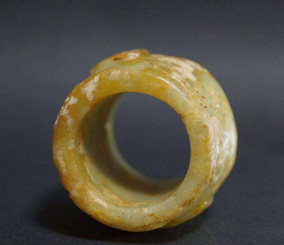 古代和田玉(ホータン)大粒細工彫り祥瑞文指輪 根付 緒締玉 提げ物