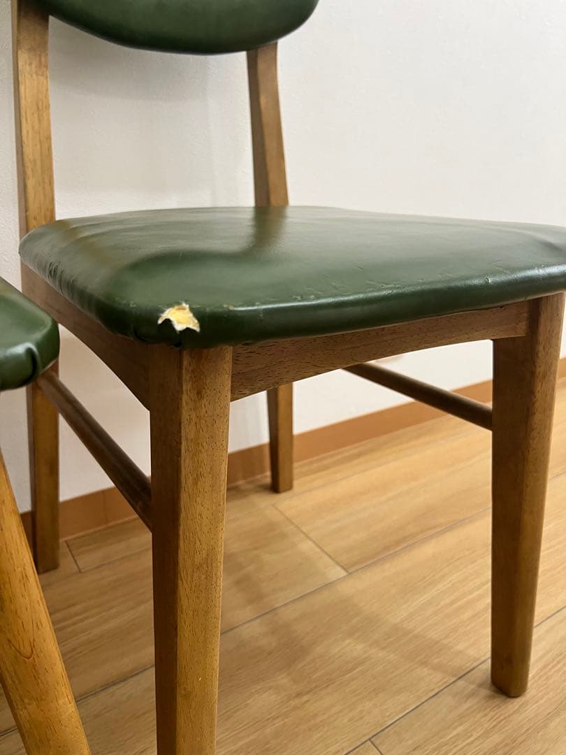 木製ブラウンダイニングテーブルとグリーン椅子2脚セット