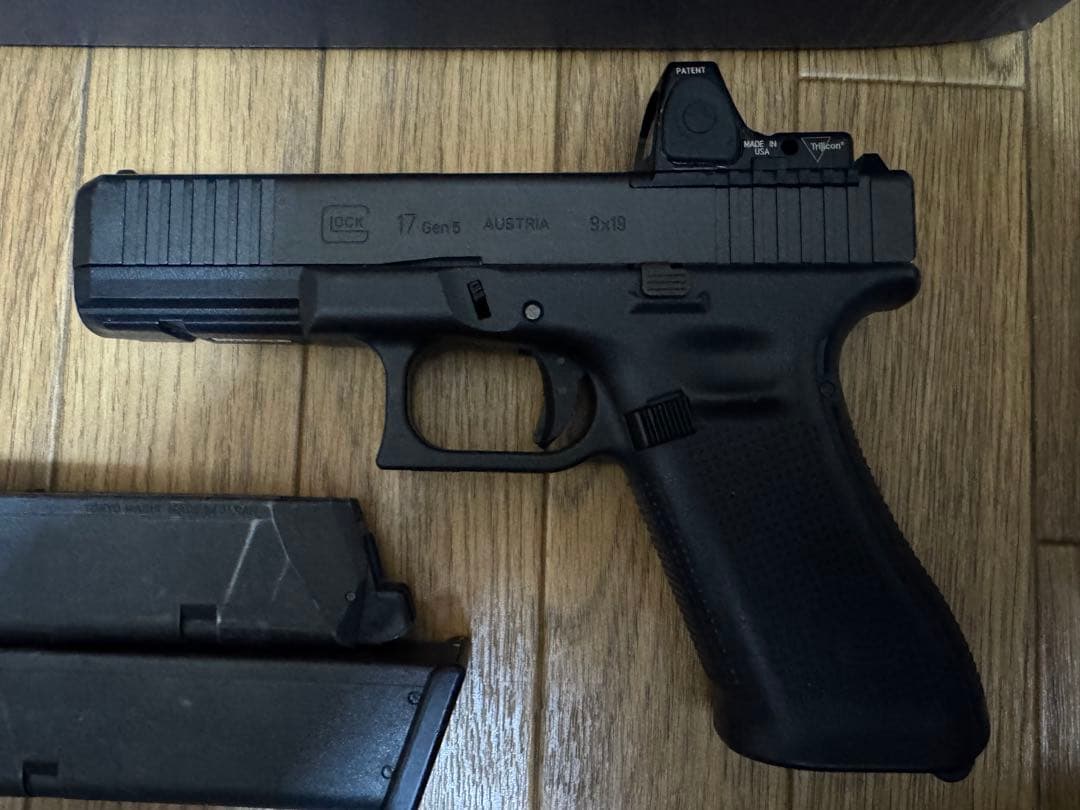 東京マルイ】GLOCK17 Gen5 ガスガン マガジン2本・ドットサイト付き