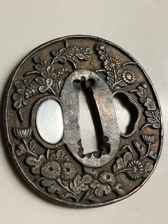 日本刀　鍔　銅　銀象嵌　菊の柄