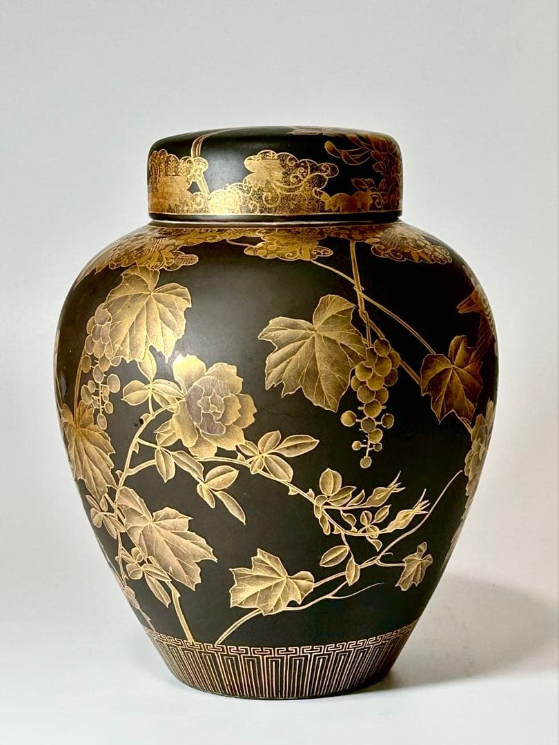 川本桝吉 竹内忠兵衛 蒔絵仕立 黒地金彩花鳥文沈香壺 瀬戸焼 名古屋絵付け