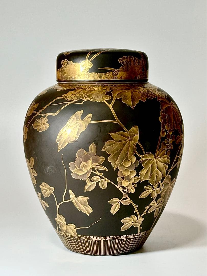 川本桝吉 竹内忠兵衛 蒔絵仕立 黒地金彩花鳥文沈香壺 瀬戸焼 名古屋絵付け