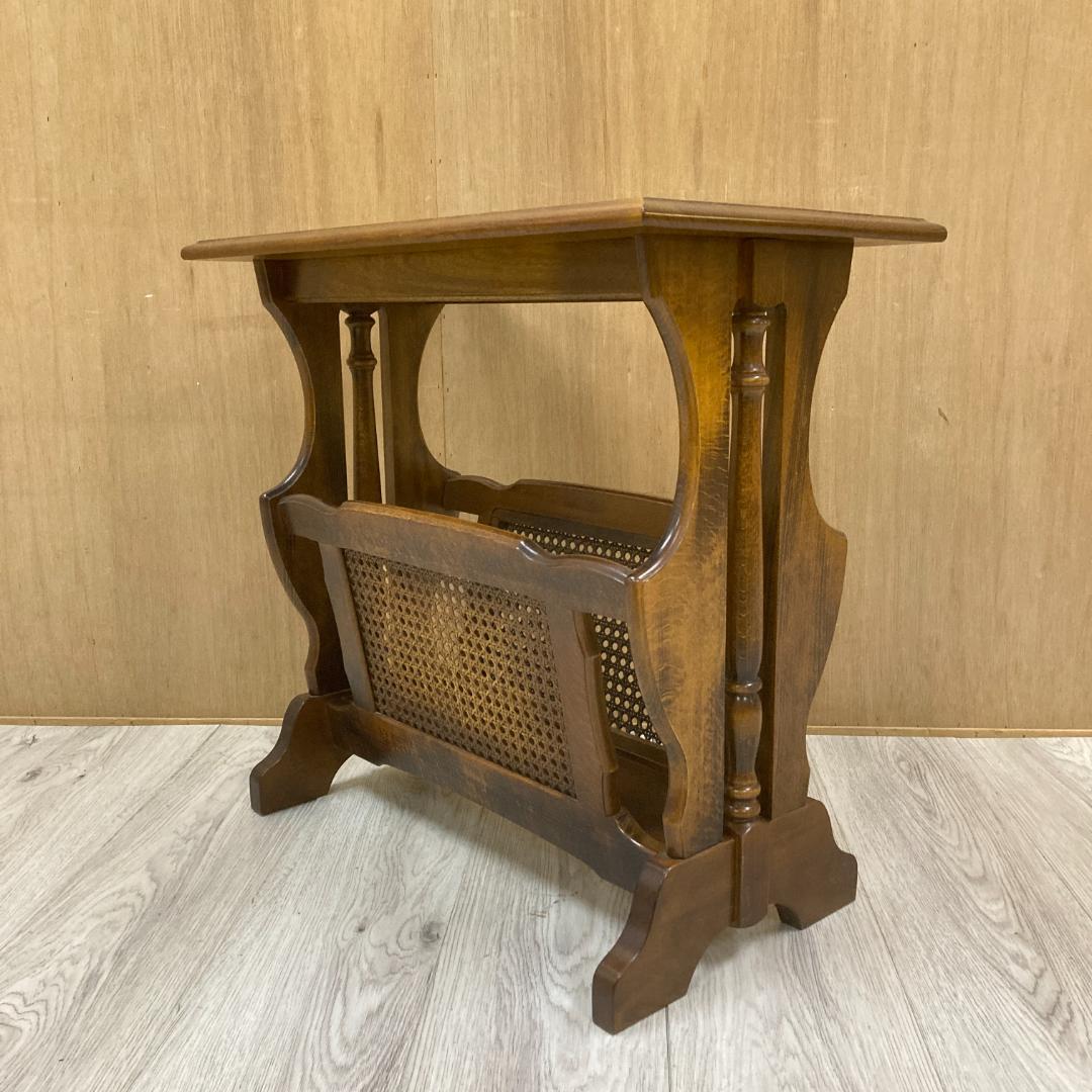 カリモク】コロニアル マガジンラック付き サイドテーブル