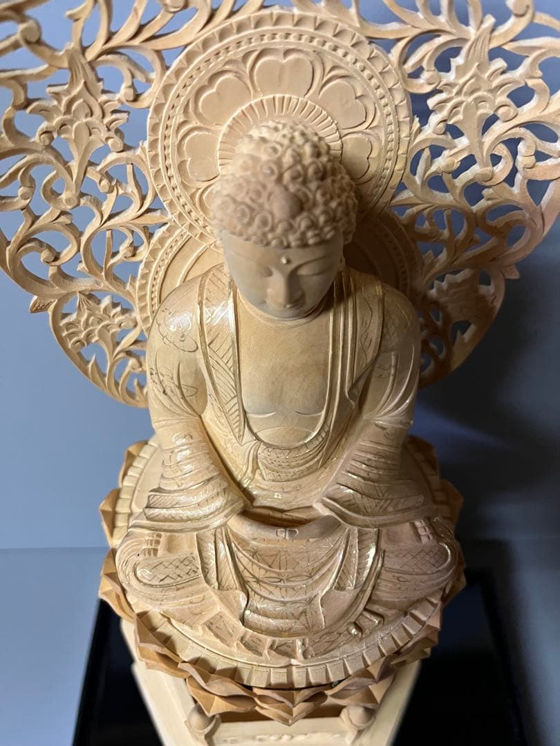 仏像 柘植 木彫 座釈迦 六角台座付 唐草光背 金泥書 アクリルケース付 17