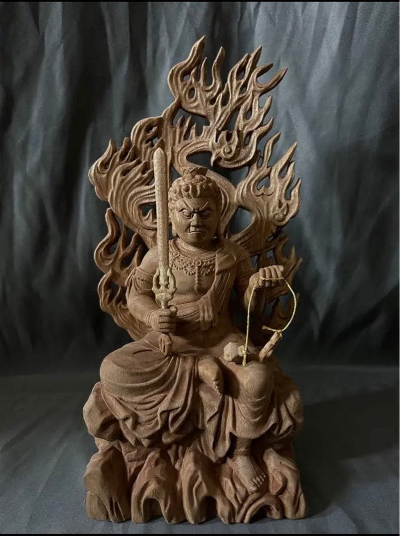 天照大御神 小サイズ 勾玉付き・日光杉並木台座有り