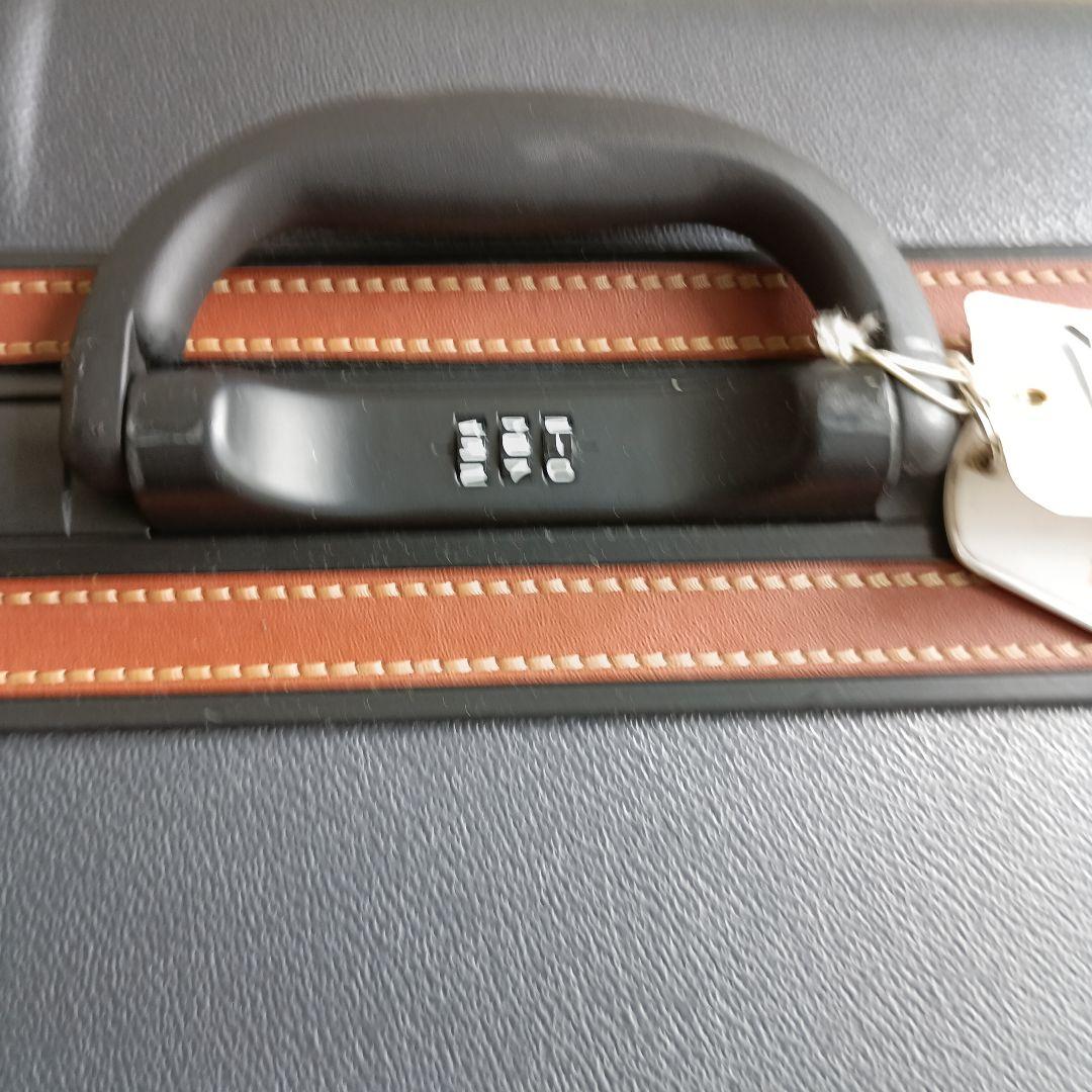 中型グレーのスーツケース 中型グレーのスーツケース tumi