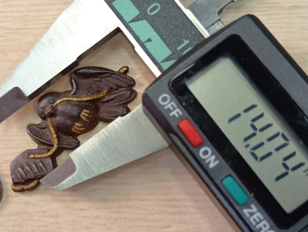 煙草入れ／超絶技巧鳥前金具／在銘あり