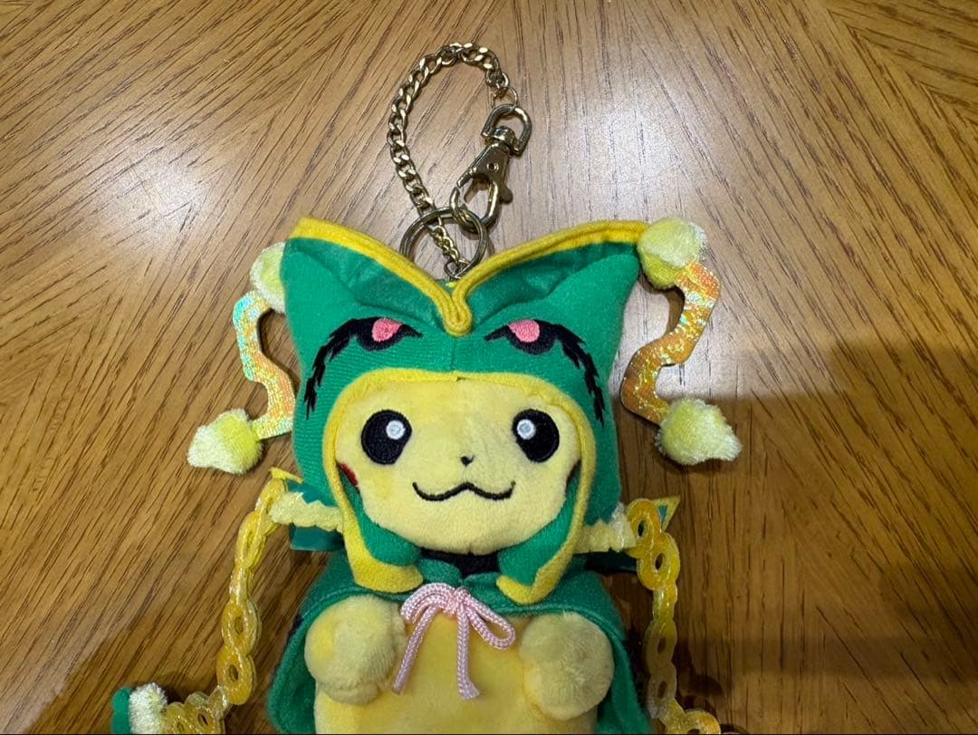 メガレックウザのポンチョを着たピカチュウぬいぐるみマスコット