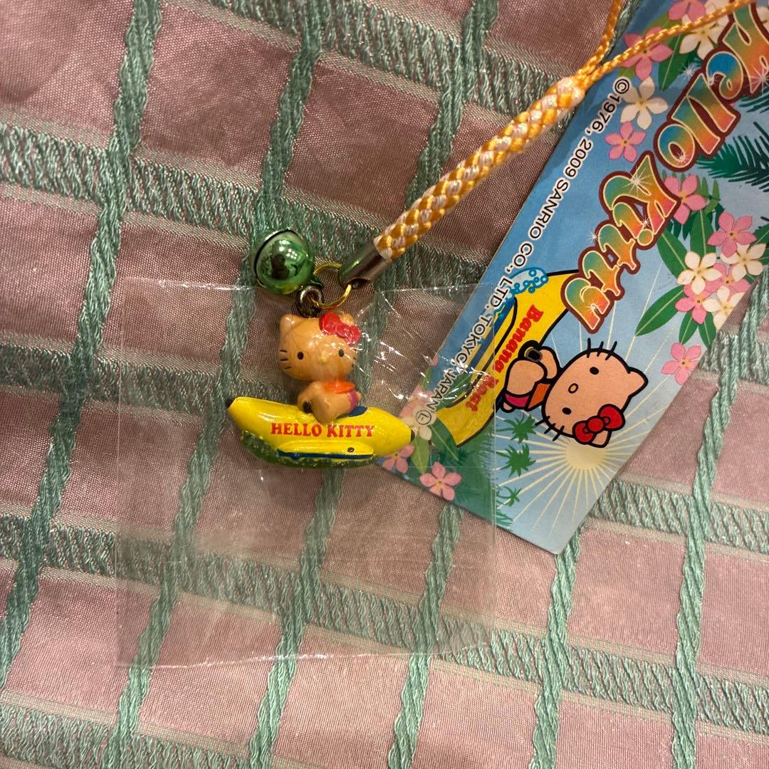 ハローキティ　夏の海 バナナボート　根付けストラップ　日焼け　ビキニ