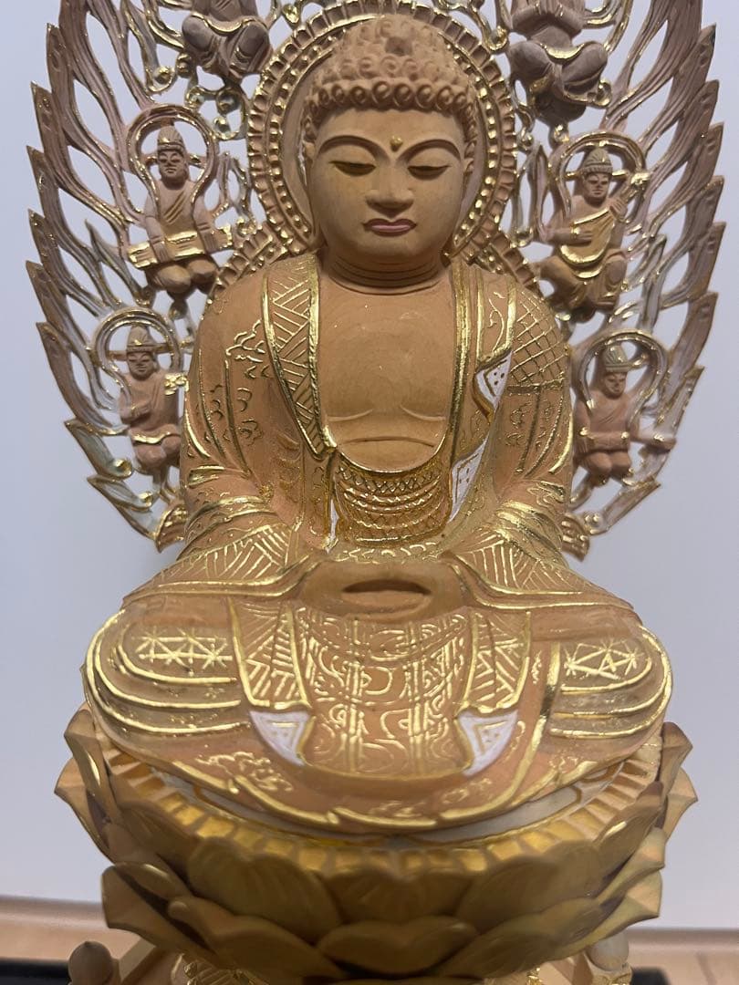 柘植仏像木彫座釈迦六角台座飛天光背切金淡彩アクリルケース付14