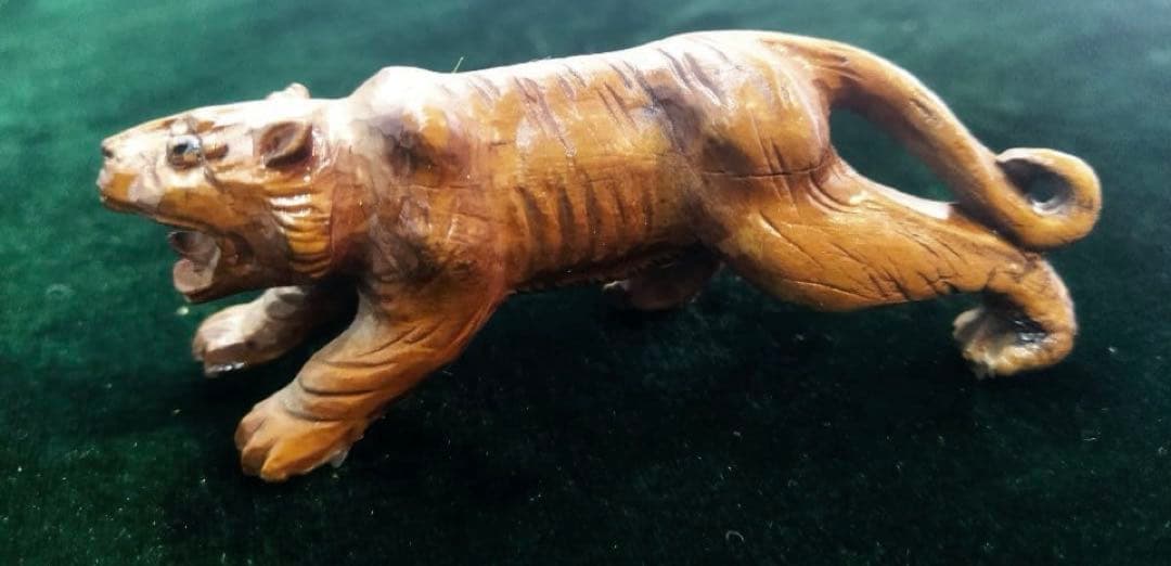 黄楊木の一刀彫り達磨置物。自然木置物。龍置物。黄楊木の一刀彫り虎