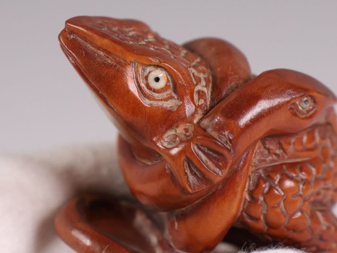 木製 提物 根付 玉石銘 蛙と蛇 彫刻 木彫【MA898】