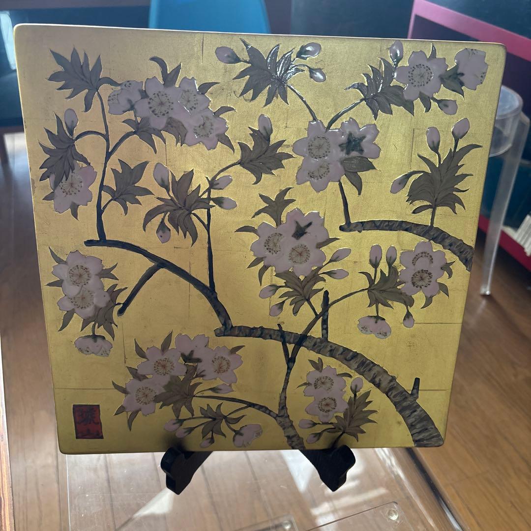 有田焼琥山窯主小野達郎作金欄手飾り『桜』木製皿立てつき桜の花 金色 陶器プレート 有田焼 琥山窯主 小野達郎作 金欄手飾り絵皿『桜』 - メルカリ