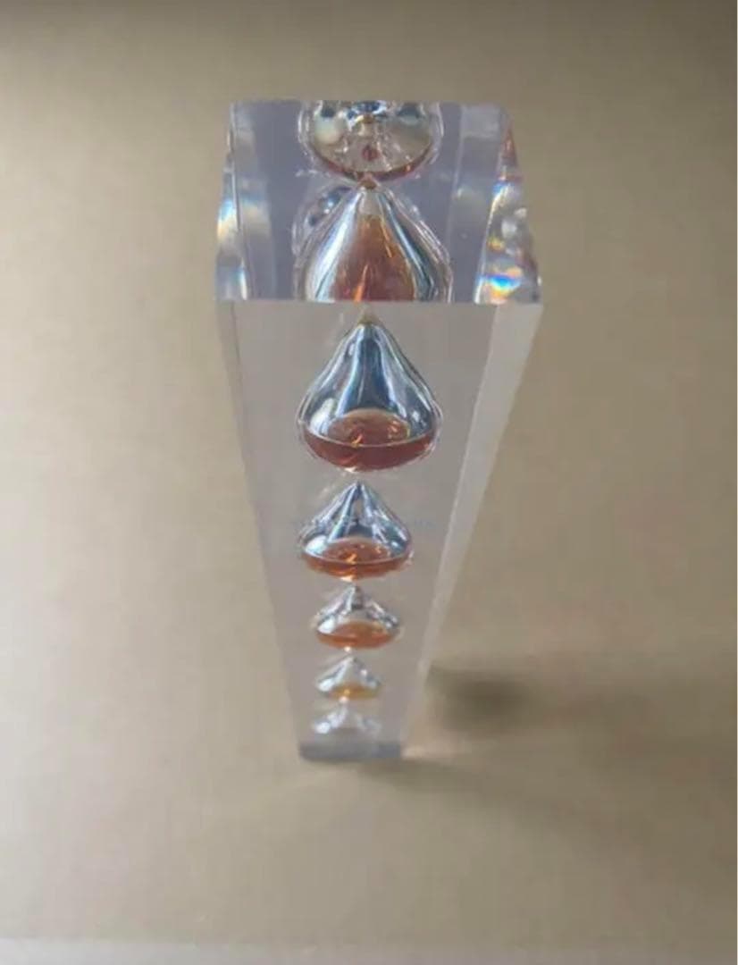 エンボス加工のライトブルーガラスボトル