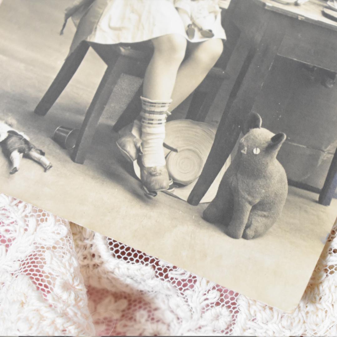 アンティークポストカード お人形と猫さんとティータイムの可愛い少女