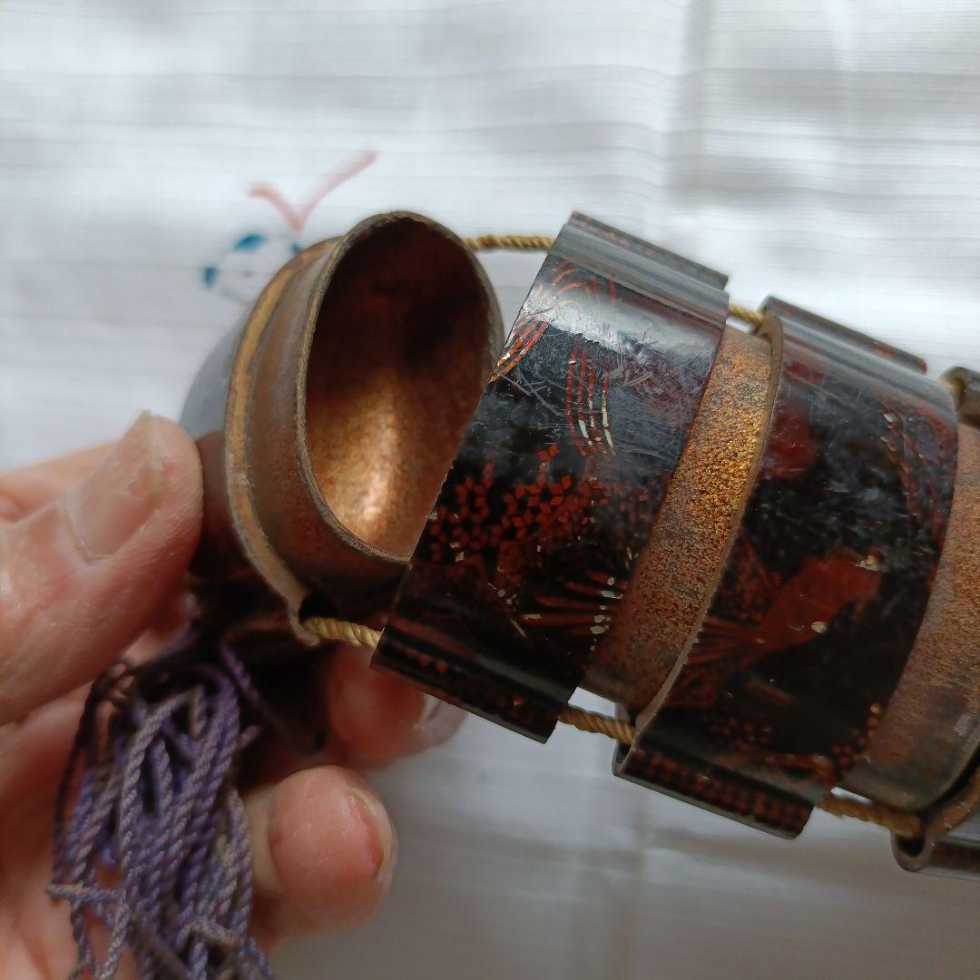 螺鈿細工調の模様あり漆器 印籠　根付珊瑚玉 根付般若彫刻　刀の鍔付き