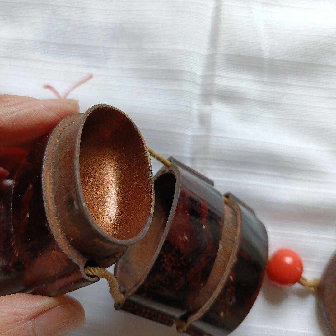 螺鈿細工調の模様あり漆器 印籠　根付珊瑚玉 根付般若彫刻　刀の鍔付き