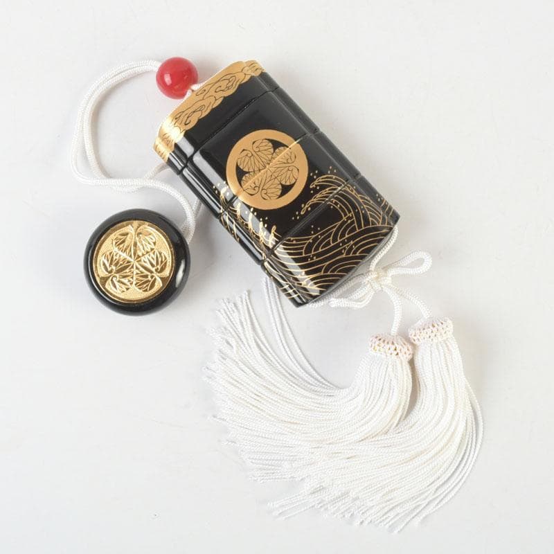 専用　黒漆　三つ葉葵雲波蒔絵　印籠　薬入　根付　緒締め玉　共箱　V9606