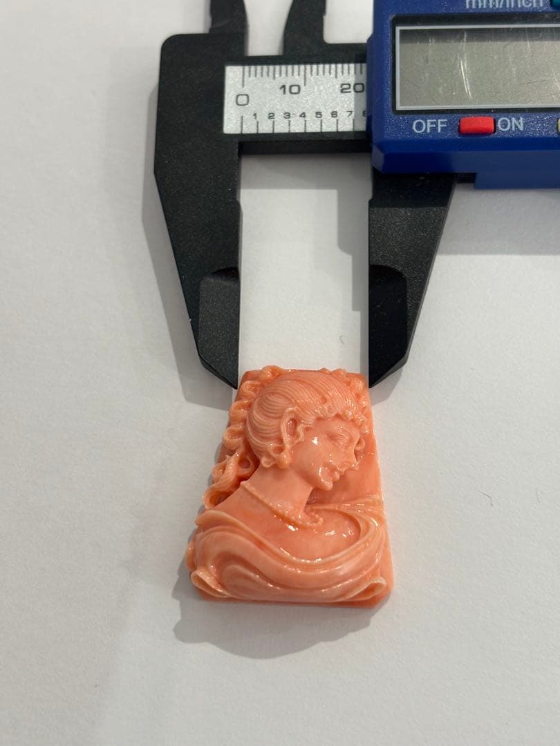 本珊瑚 珊瑚置物 手彫り 珊瑚彫刻 桃珊瑚 鳳凰 帯留め 宝石珊瑚 重さ76g