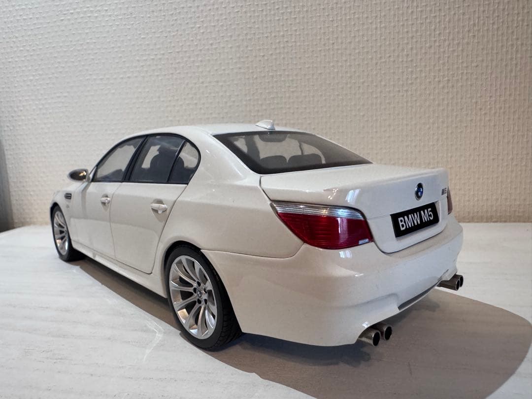 ミニカー KYOSHO BMW M5 Sedan 1:18