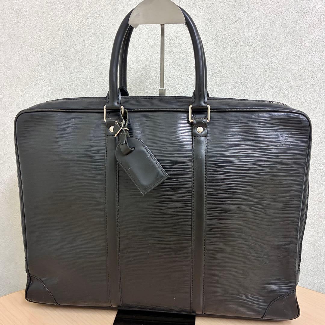 Louis Vuitton ルイヴィトン エピ ポルトドキュマン ヴォワヤージュ