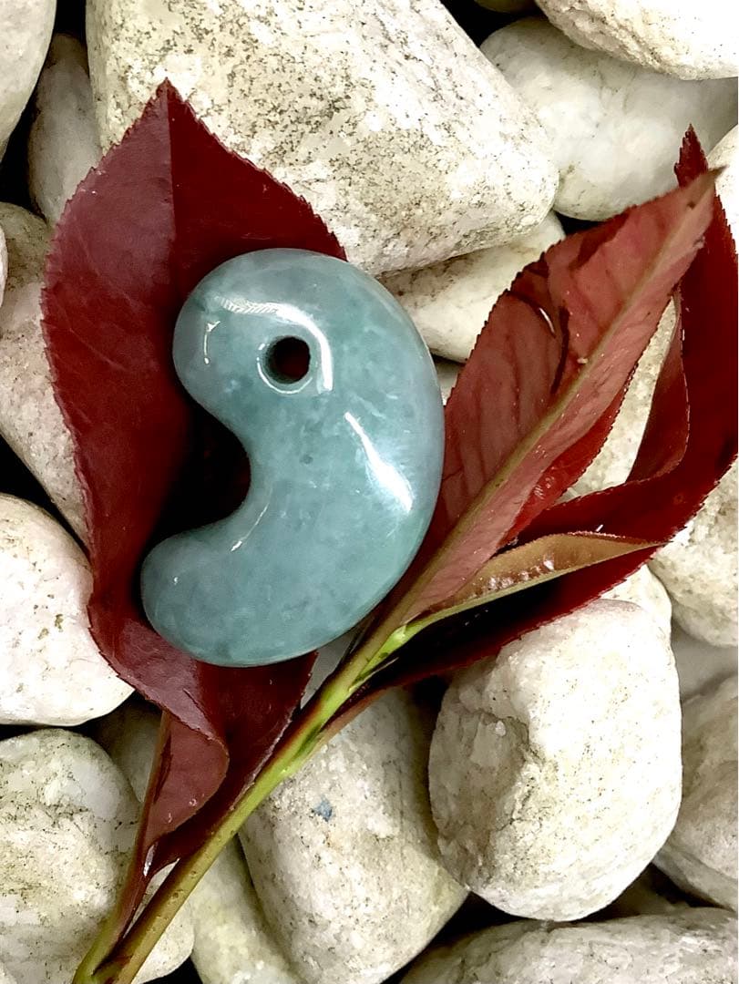 コン沢翡翠青緑抜群の透過 艶照り透過極上‼️糸魚川翡翠勾玉