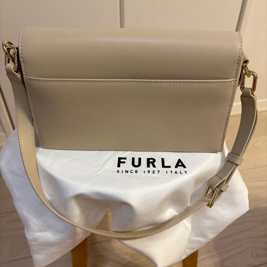 FURLA ベージュ レザー ショルダーバッグ