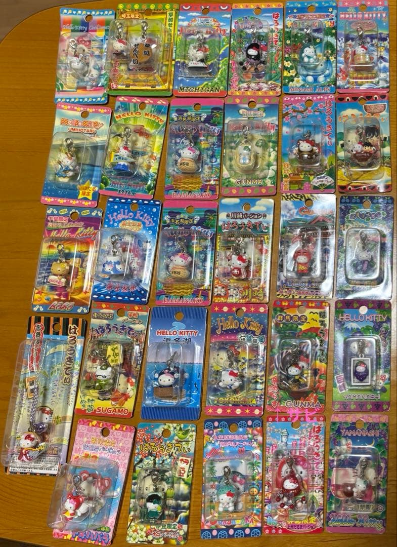 【まとめ売り】ハローキティご当地キティストラップ&グッズ147個セット+本