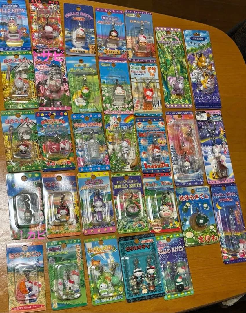 【まとめ売り】ハローキティご当地キティストラップ&グッズ147個セット+本