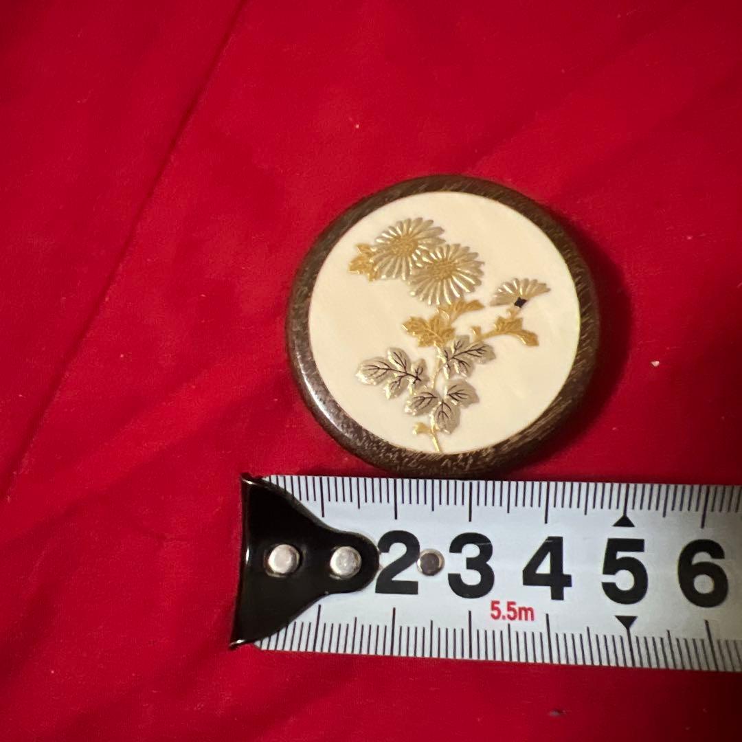 饅頭根付き　白材に菊蒔絵