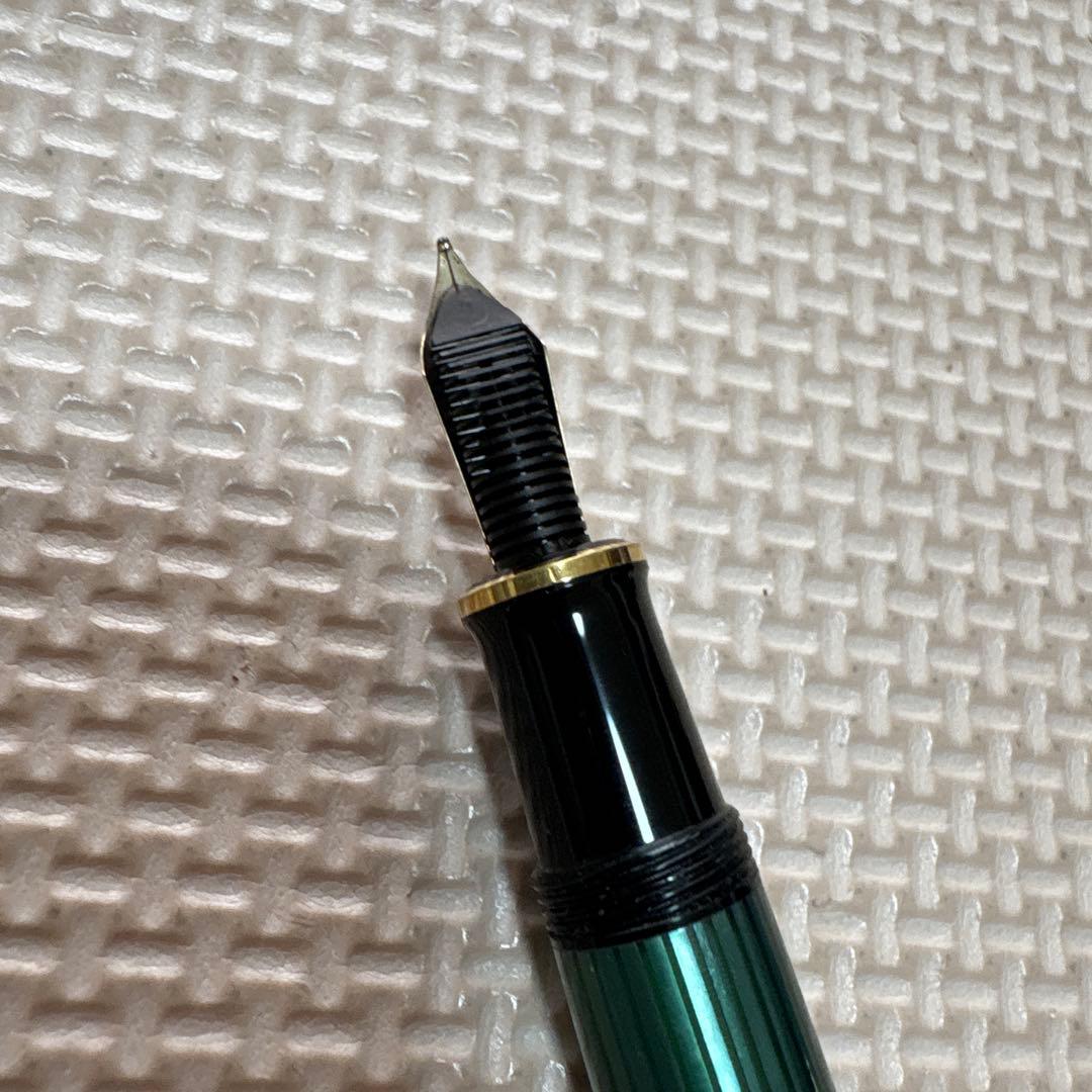 ペリカン緑と黒の万年筆 金色のリング付き