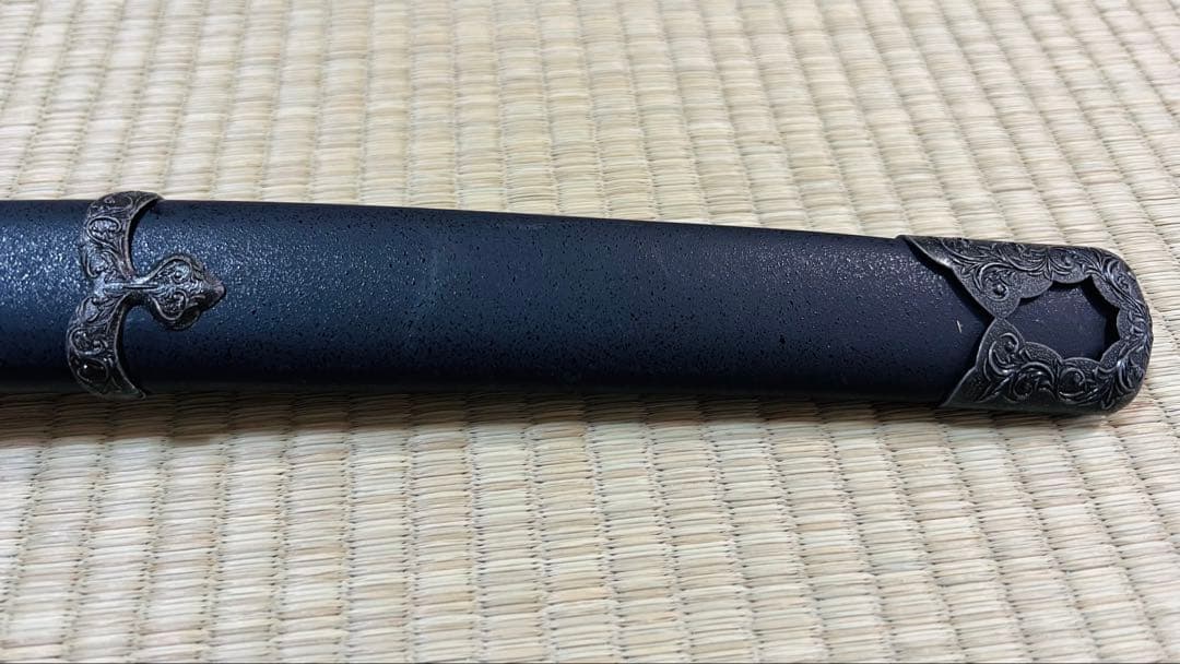 模造刀 太刀 漆黒刀 山本勘助太刀拵え 左文字 石目鞘 龍目貫 251020-1