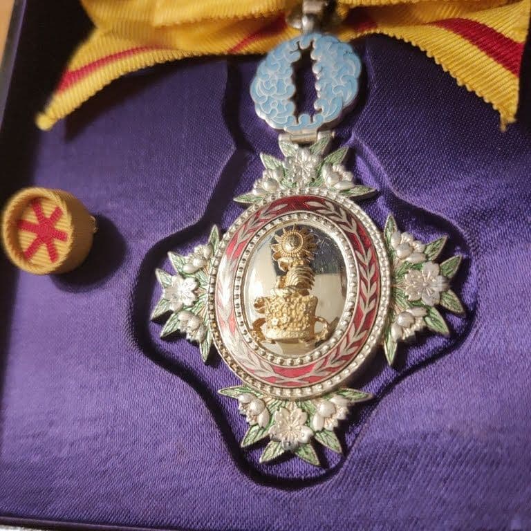 激レア 美品!】勲六等宝冠章 明治勲章 略章 化粧箱入 本物